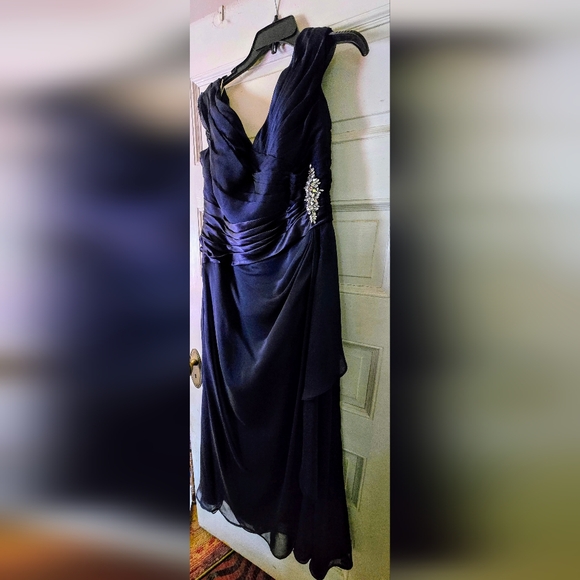 Jade by Jasmine formal gown  Sz. 14. Worn once.  Navy blue satin - Picture 5 of 5